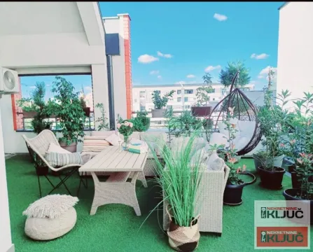 Prostrana krovna terasa uređena u baštenskom stilu sa garniturom za sedenje i zelenilom. - image 13