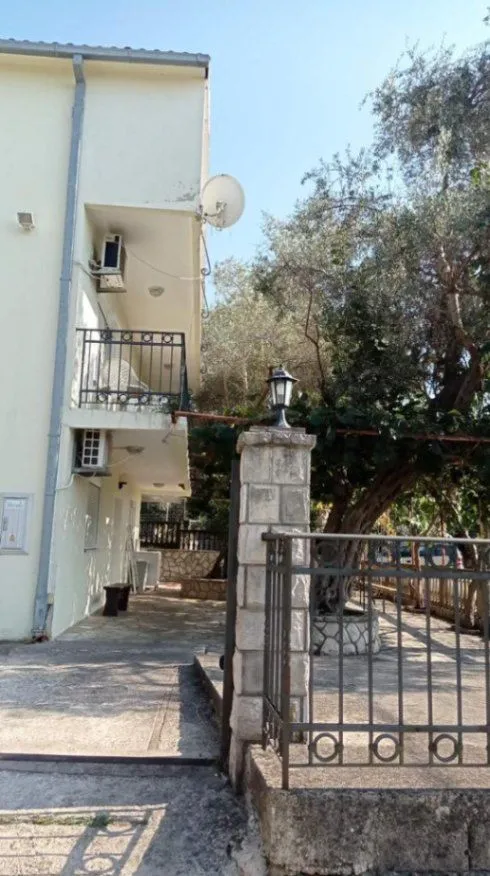 Sale, house, 300m², Marovići, Bar