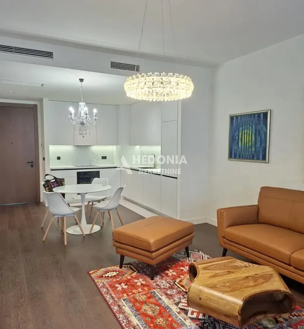 Izdavanje, trosoban stan, 110m², Savski Venac, Beograd
