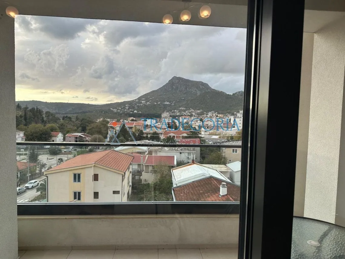Pogled sa terase na grad i planinu.