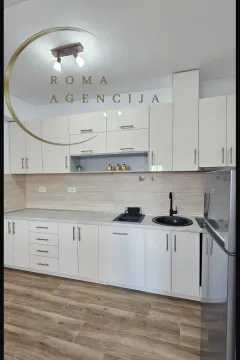 Moderna bijela kuhinja sa elementima i ugradnim uređajima. - image 3