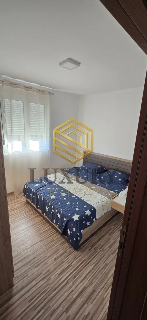 Furnished bedroom with a double bed.