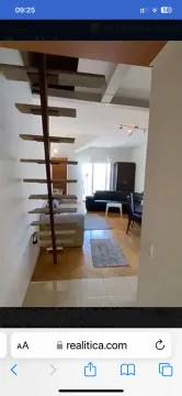 Pogled iz hodnika prema dnevnom boravku sa unutrašnjim stepeništem. - image 7