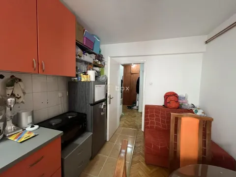 Manja kuhinja sa narandžastim elementima i trpezarijskim delom. - image 7