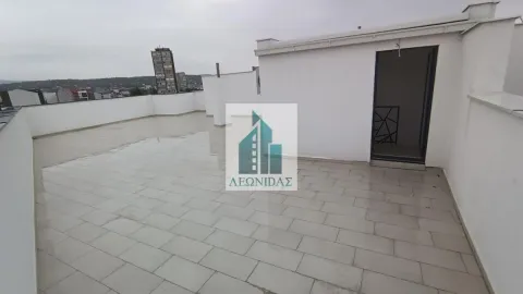 Velika popločana terasa na krovu zgrade sa pogledom na grad. - image 29