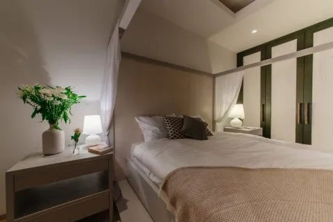 Svijetla spavaća soba sa modernim krevetom i noćnim stočićima. - image 8