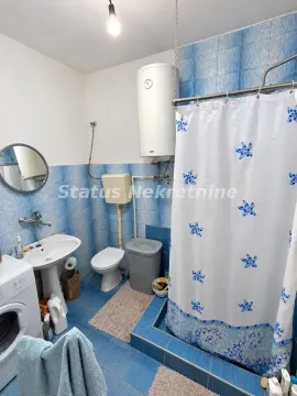 Kupatilo sa plavim pločicama, tuš kabinom, umivaonikom i veš mašinom. - image 13