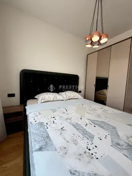 Namještena spavaća soba sa bračnim krevetom, garderoberom i lusterom. - image 7