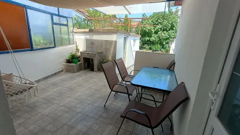 Natkrivena terasa sa stolom, stolicama i ljetnjom kuhinjom. - image 14