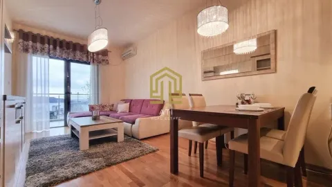 Dnevna soba sa garniturom i trpezarijskim stolom. - image 3