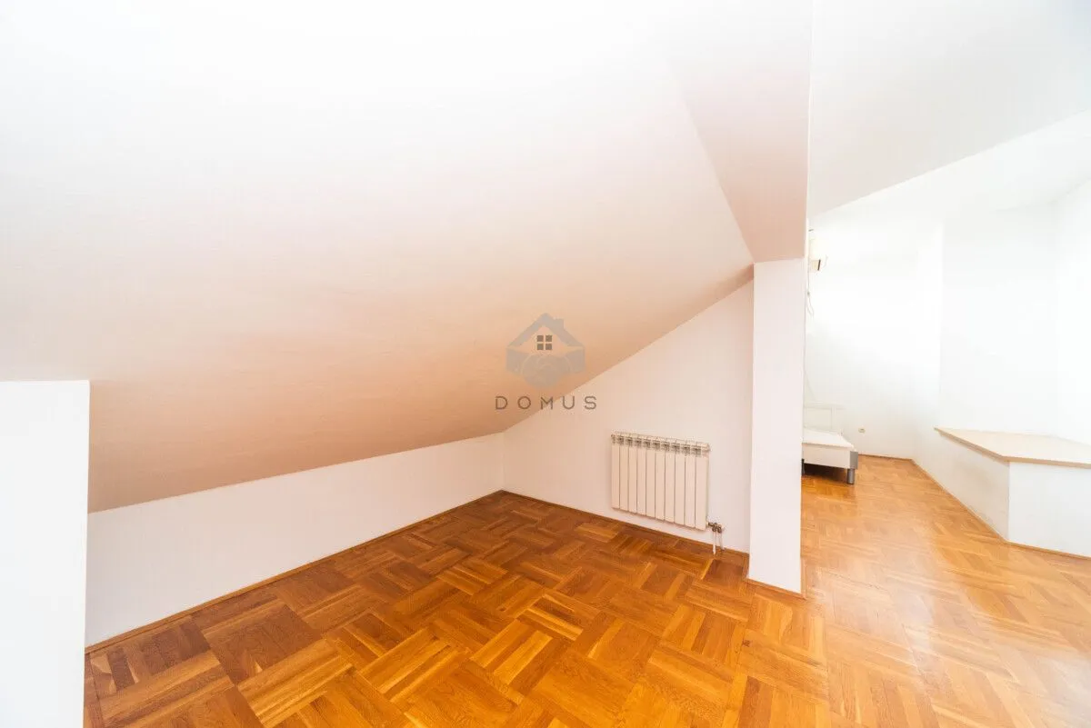 Izdavanje, trosoban stan, 160m², Pobrežje, Podgorica