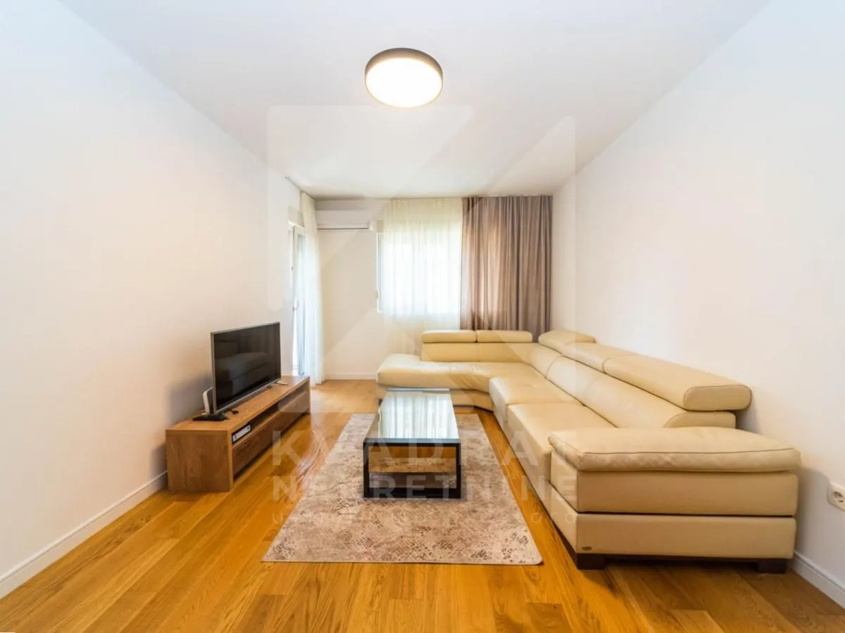 Izdavanje, dvosoban stan, 70m², Central Point, Podgorica
