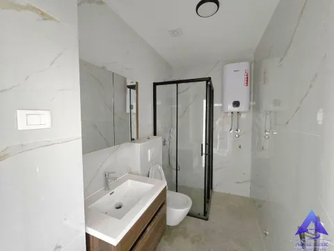 Moderno opremljeno kupatilo sa tuš kabinom, umivaonikom i bojlerom. - image 7