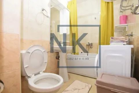Kupatilo opremljeno sanitarijama, kadom i veš mašinom. - image 3