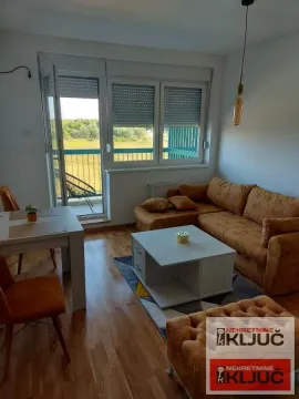 Dnevna soba sa garniturom, trpezarijskim stolom i izlazom na terasu. - image 4