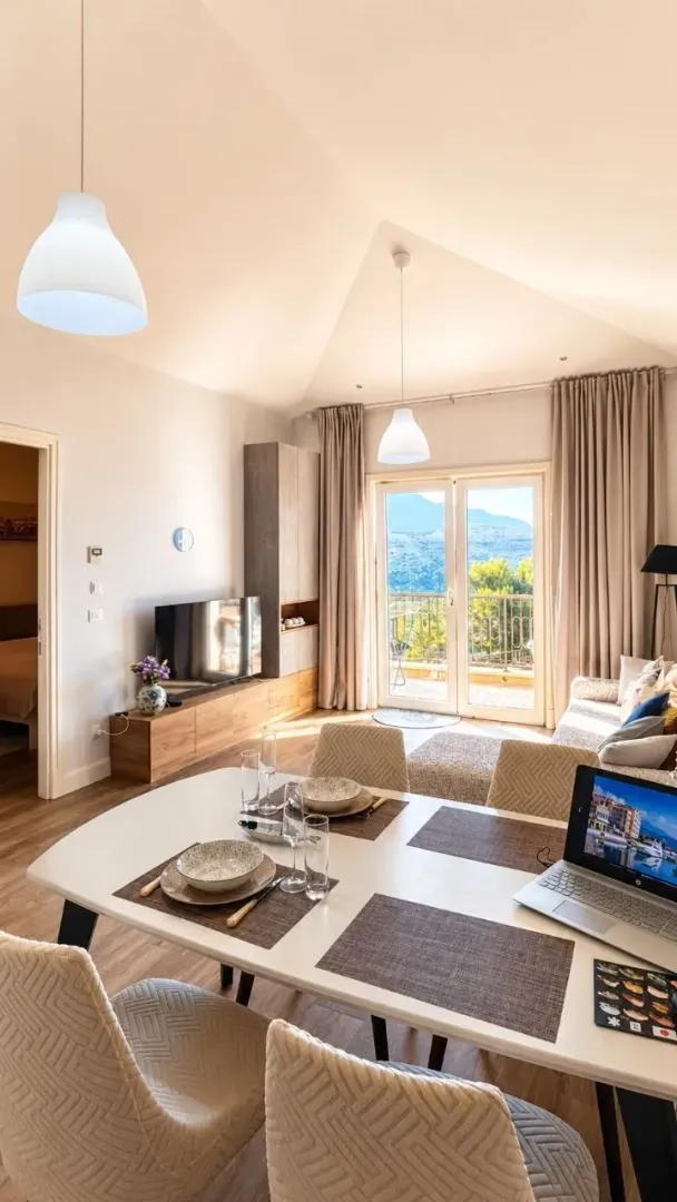 Dnevni boravak sa trpezarijom i izlazom na terasu.