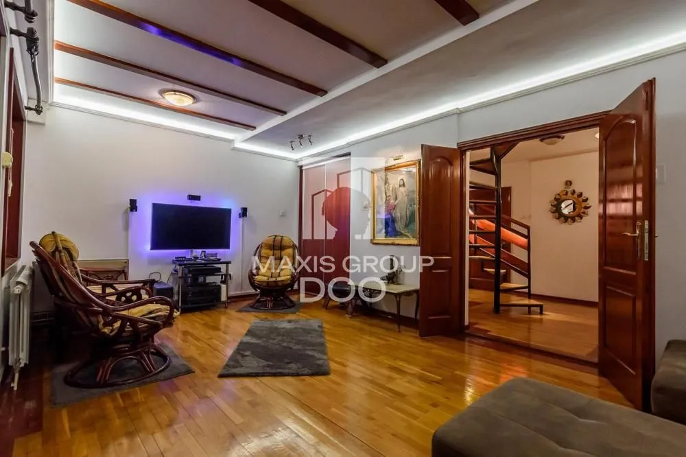 Prodaja, četvorosoban stan, 131m², Stari Grad, Beograd