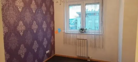 Manja soba sa tapetama na zidu i prozorom koji gleda na spoljašnjost. - image 4
