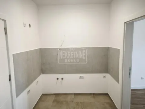 Manji prostor predviđen za kuhinju sa keramičkim pločicama na zidu i podu. - image 3
