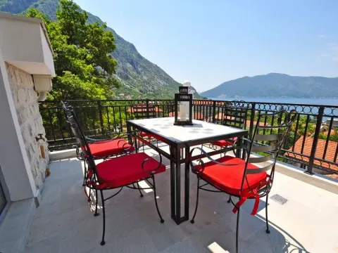 Prodaja, četvorosoban stan, 200m², Risan, Kotor - image 5