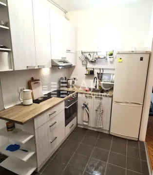 Manja kuhinja opremljena elementima i kućnim aparatima. - image 8