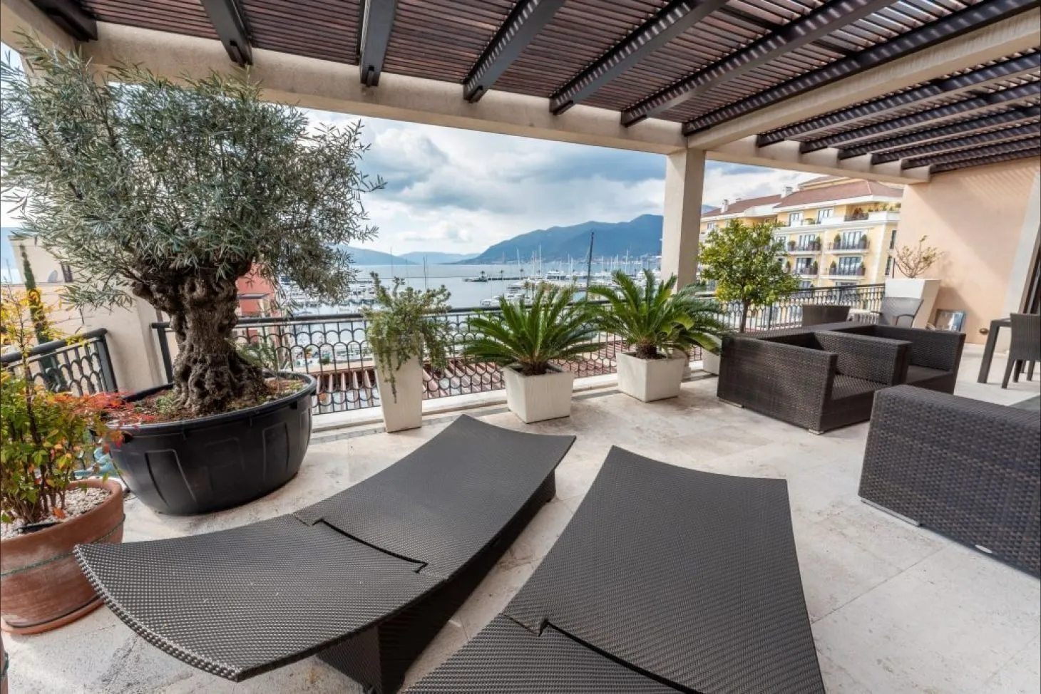 Prodaja, četvorosoban stan, 258m², Tivat, Crna Gora