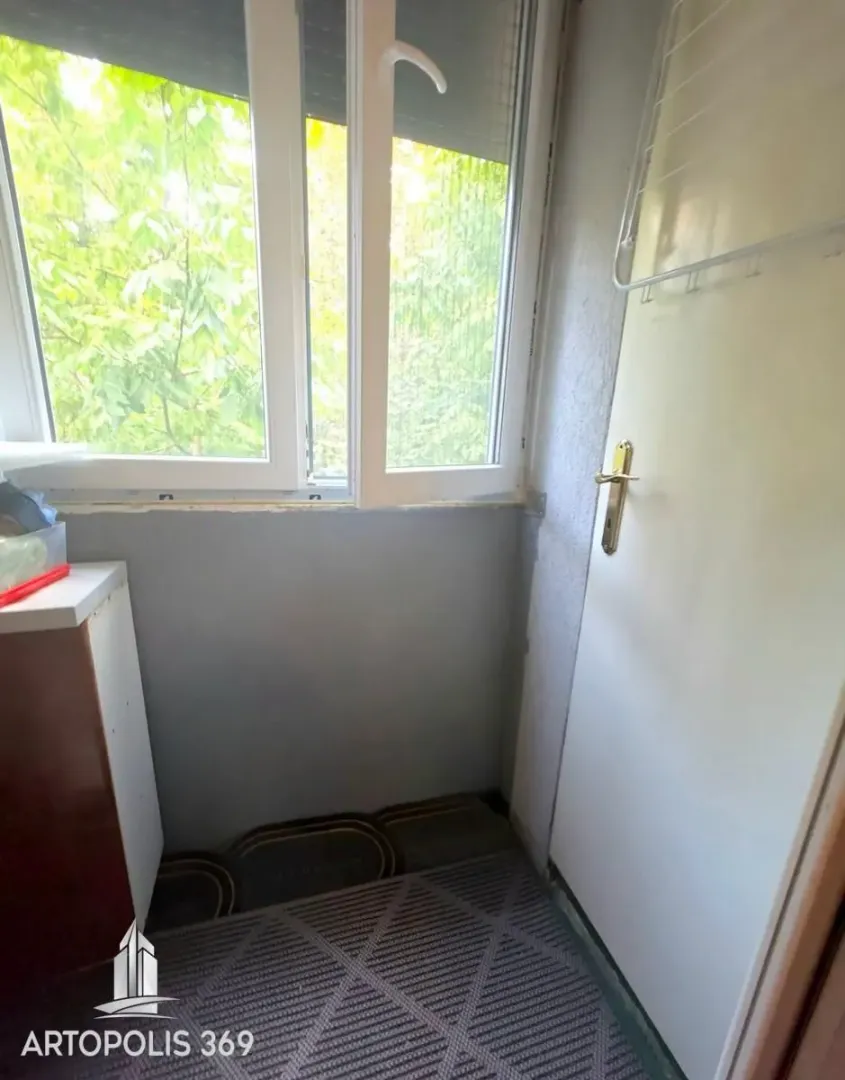 Manja zastakljena terasa sa prozorom i vratima.
