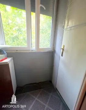Manja zastakljena terasa sa prozorom i vratima. - image 17