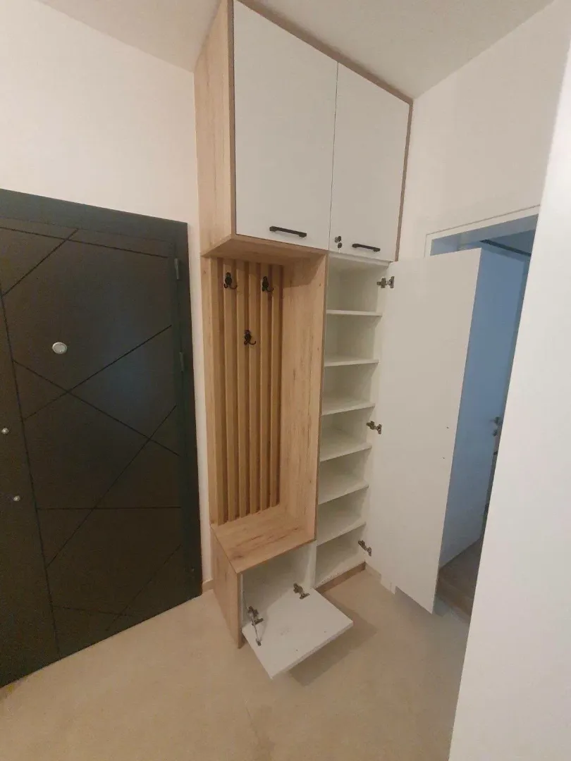 Izdavanje, trosoban stan, 90m², Kalimanj, Tivat