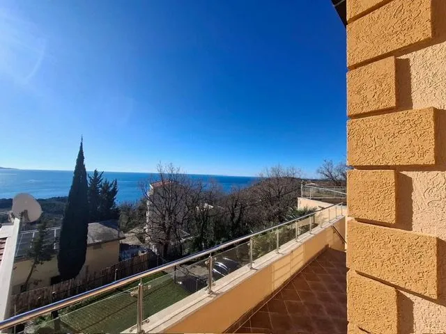 Pogled sa terase na more i okolno zelenilo.