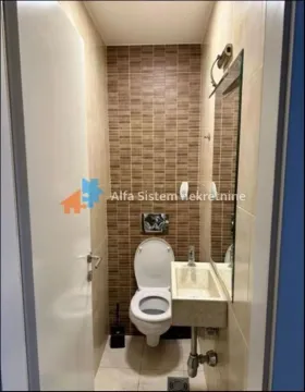 Manje kupatilo sa wc šoljom, umivaonikom i ogledalom. - image 12