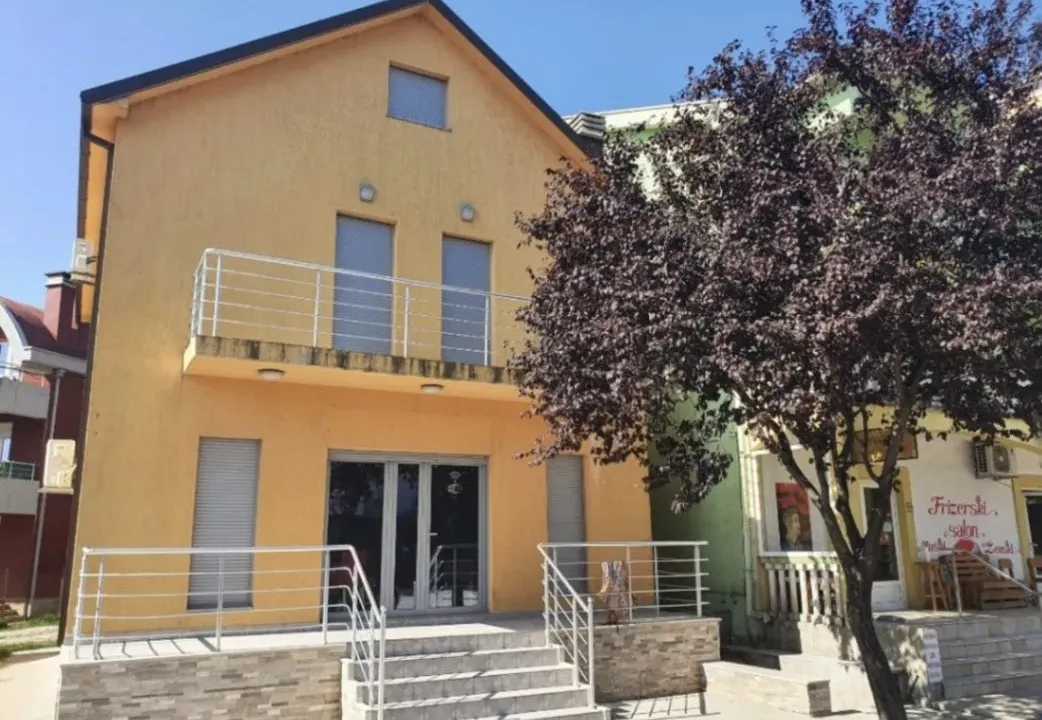Izdavanje, poslovni prostor, 75m², Centar, Nikšić
