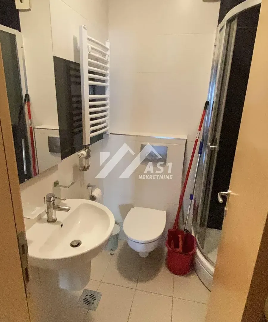 Izdavanje, četvorosoban stan, 100m², Centar, Novi Sad