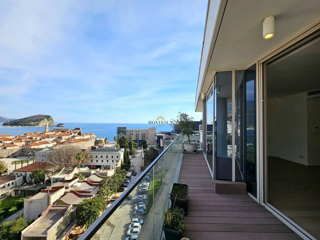 Spacious terrace with a view of the sea and the old town.