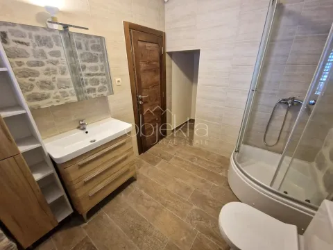 Bathroom equipped with a washbasin, shower cabin, and toilet. - image 10