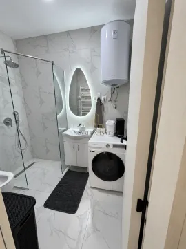 Moderne kupatilo sa tuš kabinom, umivaonikom i veš mašinom. - image 14