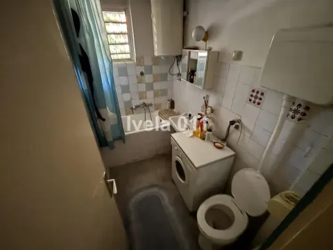 Manje kupatilo sa kadom, toaletom i veš mašinom. - image 7