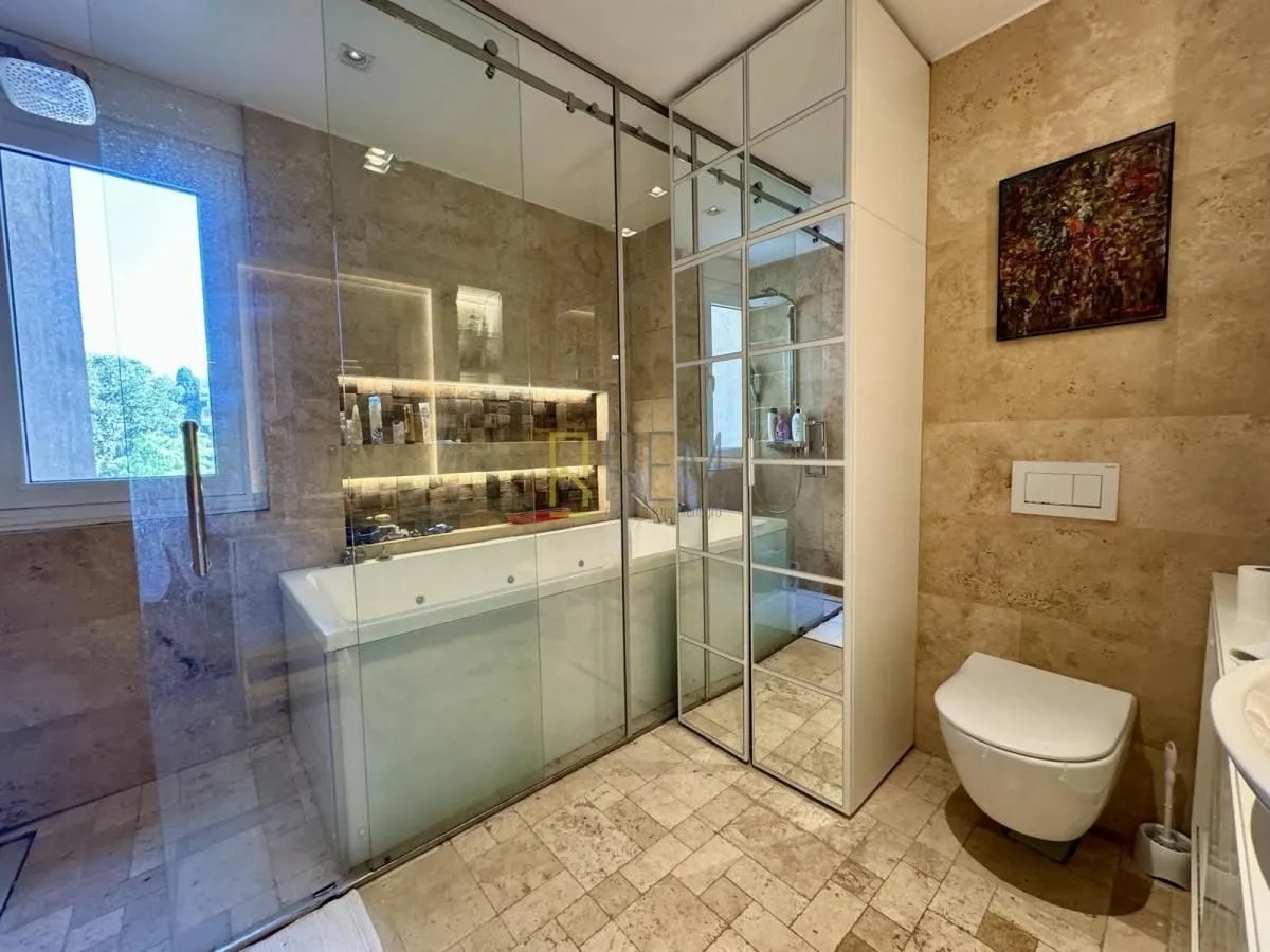 Prodaja, trosoban stan, 130m², Centar, Podgorica