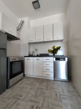 Moderna bijela kuhinja sa ugrađenim aparatima i šporetom. - image 9