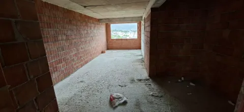 Nepotpuna prostorija u izgradnji sa zemljanim zidovima i pogledom kroz prozor. - image 5