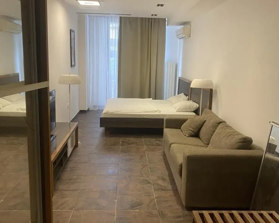 Izdavanje, jednosoban stan, 85m², Savski Venac, Beograd