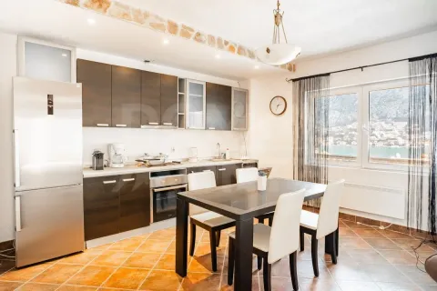 Izdavanje, trosoban stan, 84m², Stari Grad Kotor, Kotor - image 12