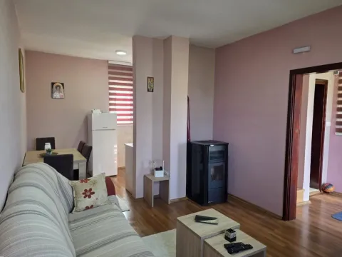 Dnevni boravak sa garniturom, trpezarijom i peći na pelet. - image 4