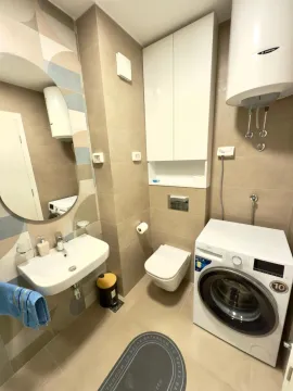 Moderne kupatilo sa tuš kabinom, umivaonikom i veš mašinom. - image 9