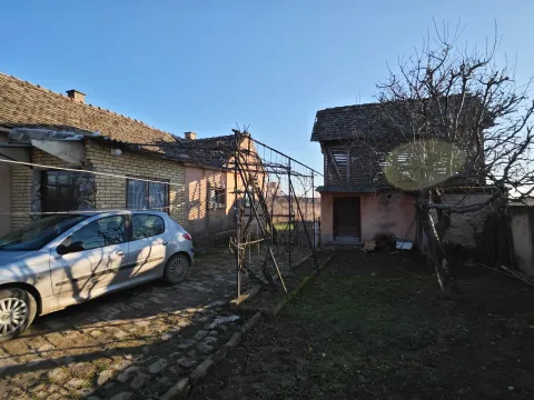 Pogled na dvorište sa kućom, pomoćnim objektom i parkiranim automobilom. - image 2