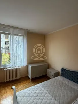 Nameštena spavaća soba sa krevetom, komodom i prozorom. - image 14
