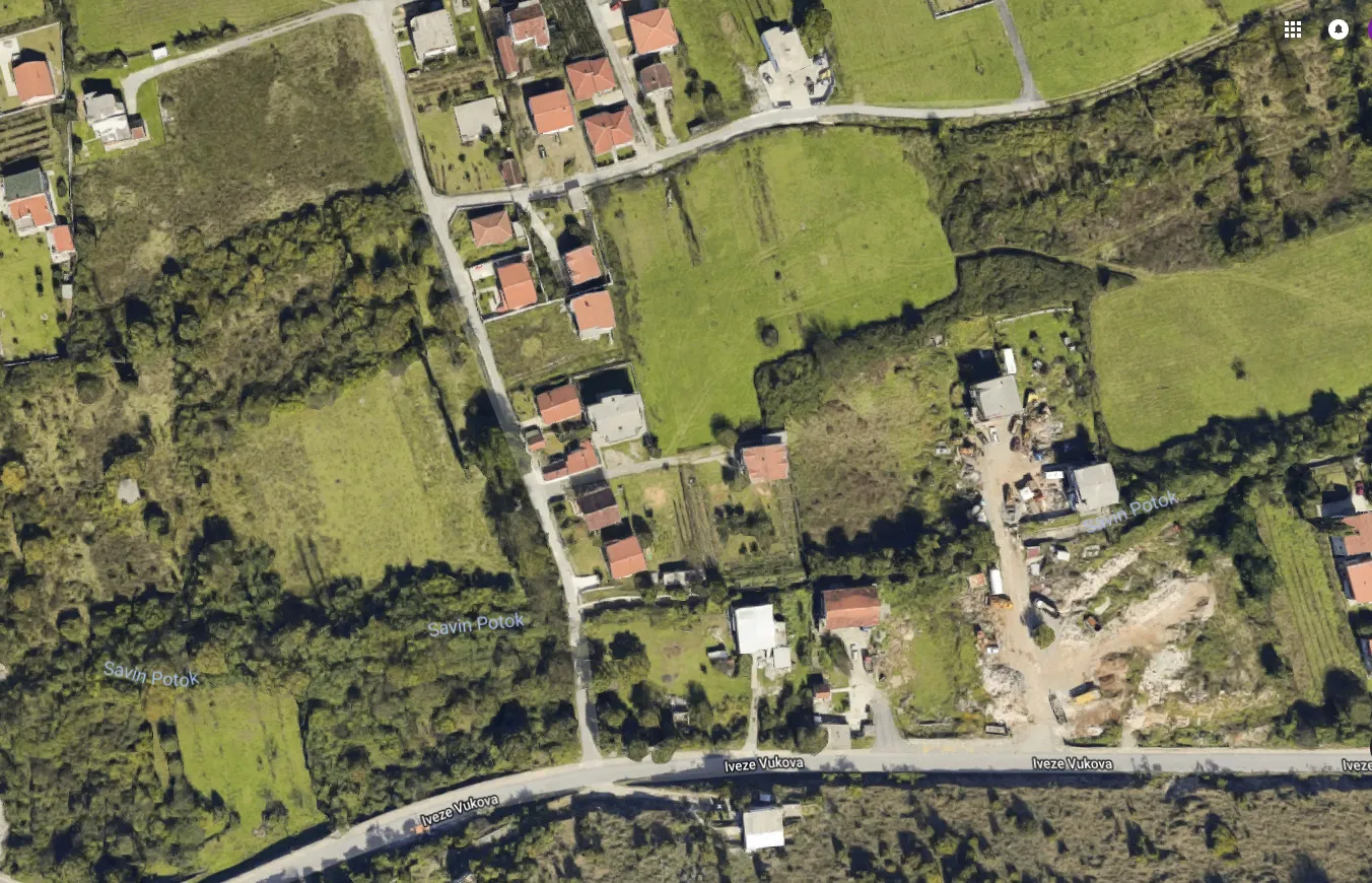 Satelitski snimak terena i okoline prikazuje lokaciju nekretnine.