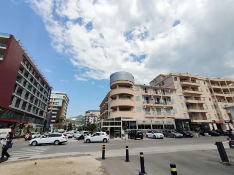 Izdavanje, jednosoban stan, 44m², Stari Grad, Budva - image 1