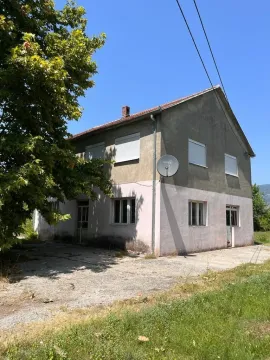 Spoljašnjost dvospratne kuće sa dvorištem. - image 7