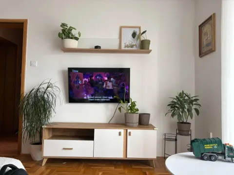 Dnevni boravak sa TV komodom i policom. - image 2